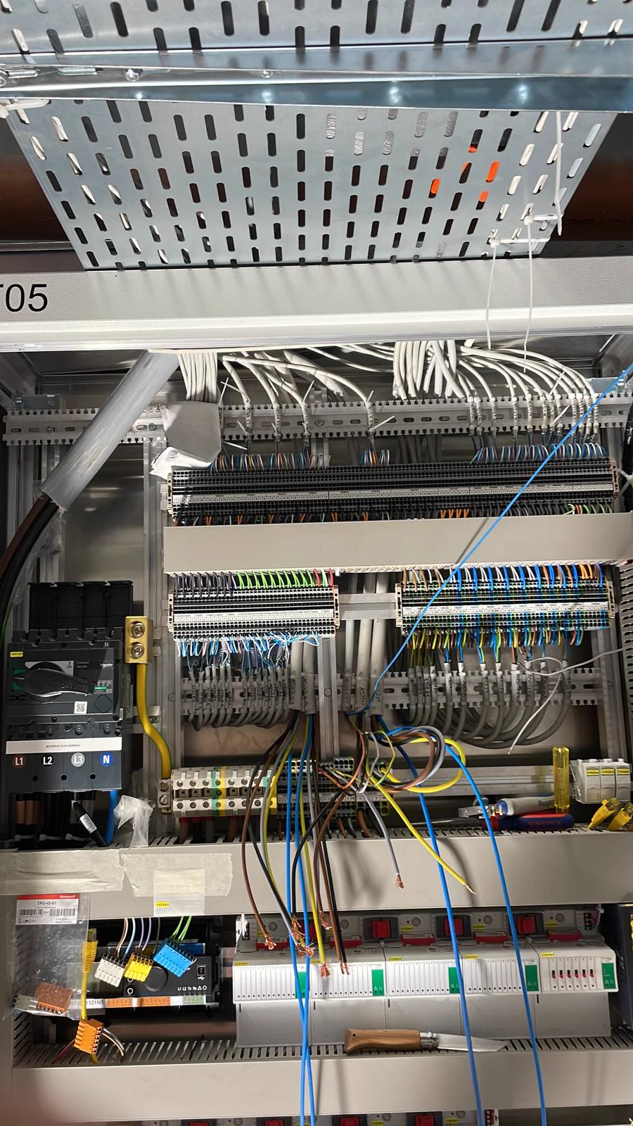 Câblage propre d'un tableau électrique installé par Renobat.