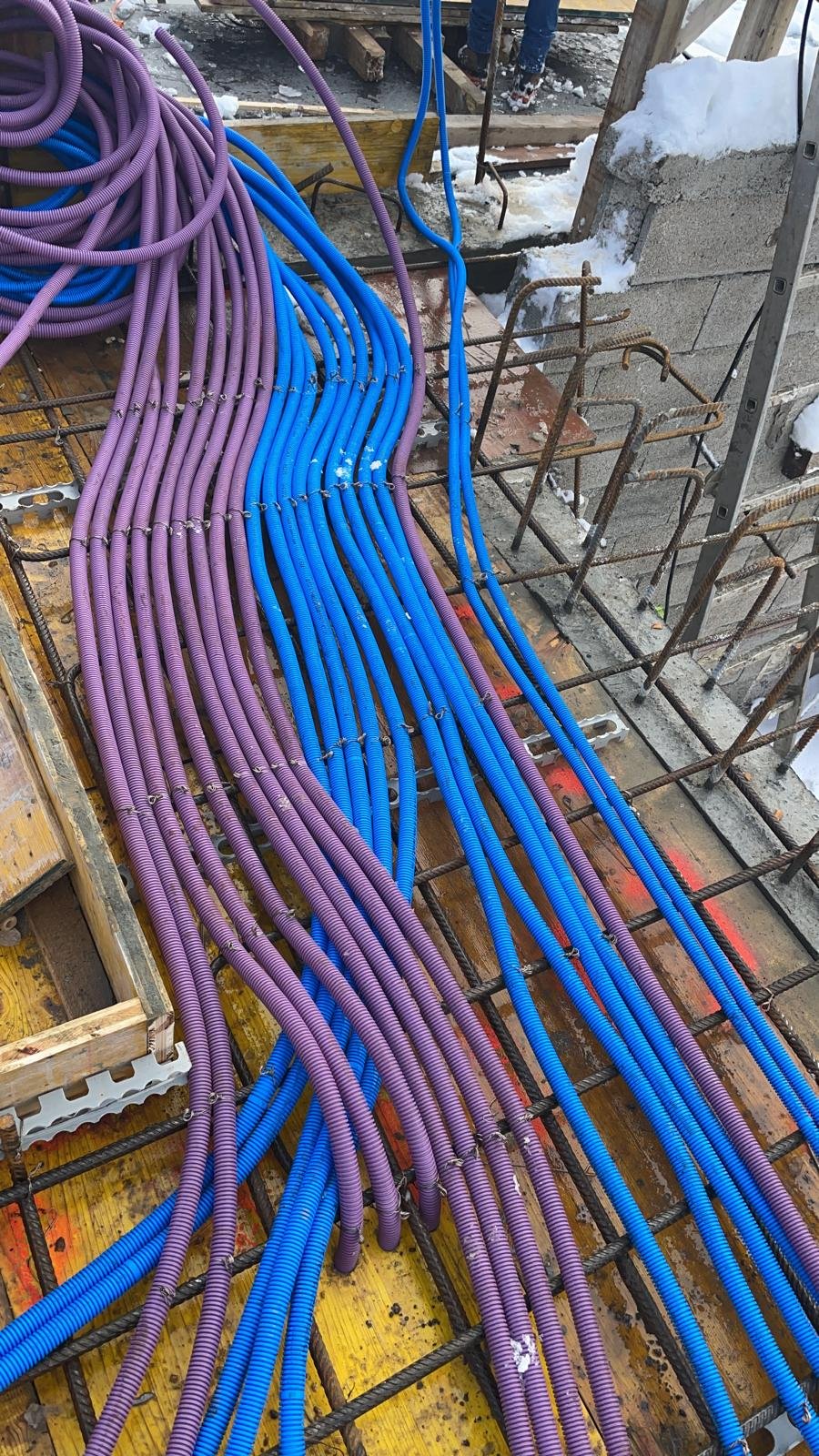 Pose de chemins de câbles intégrés en dalle pour éclairage encastré.